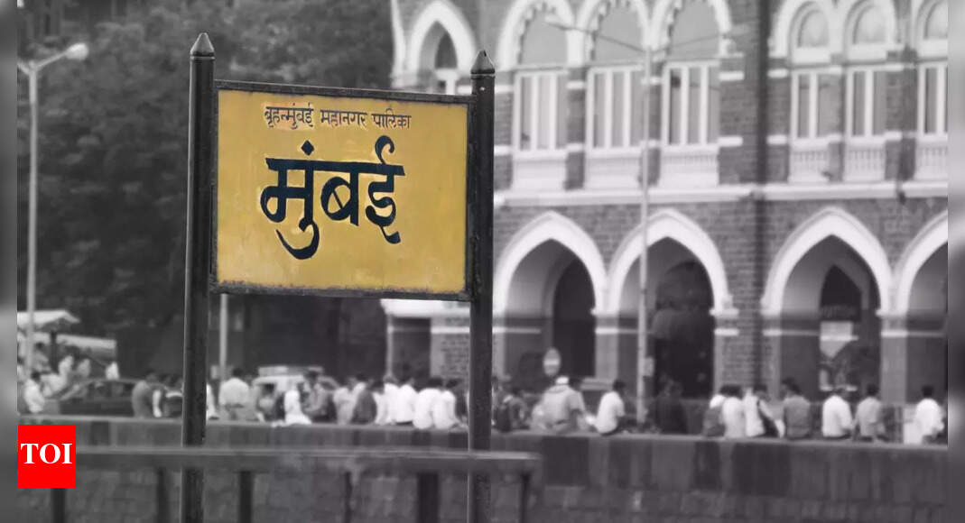 Mumbai Commuters Celebrate Retirement on Local Train