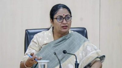  Delhi CM Rekha Gupta takes holy dip in Ganga, vows to clean Yamuna
