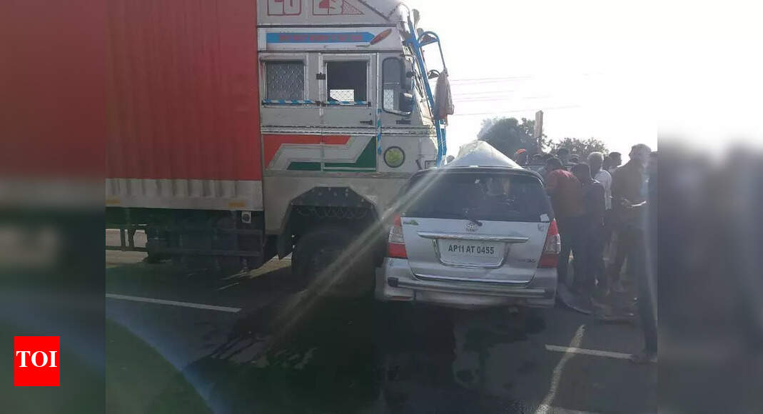 Hyderabad man dies after car rams into truck in Jalna district ...
