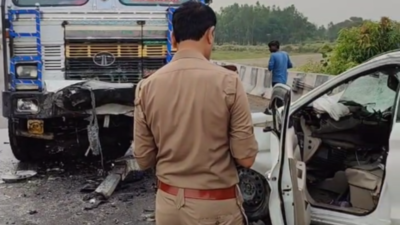 4 dead, 3 injured as car collides with truck near Lucknow on Barabanki-Bahraich highway