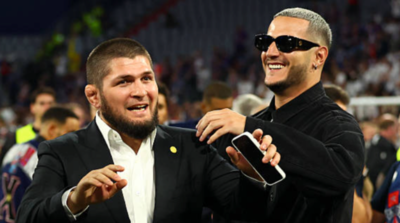 Moment uncomfortable in the air, while Khabib Nurmagomedov snatches the Sports CBS's holding hand