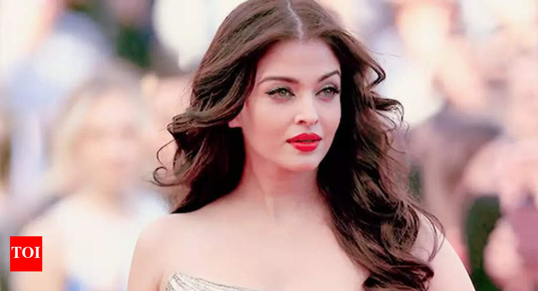 Sperma bilan qoplangan yalangoch qizlarning fotosuratlari