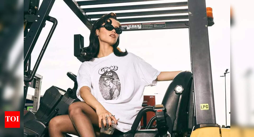 Jenna Ortega's Graphic T-Shirt Dress: The Summer Style Move