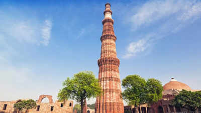What had happened on December 4, 1981, that the iconic monument Qutub Minar was closed forever