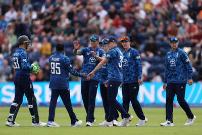 WATCH: Delayed by London traffic, England cricket team reach Oval on cycles!