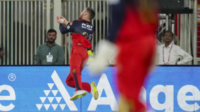  Phil Salt’s gravity-defying catch turns the tide for RCB - watch