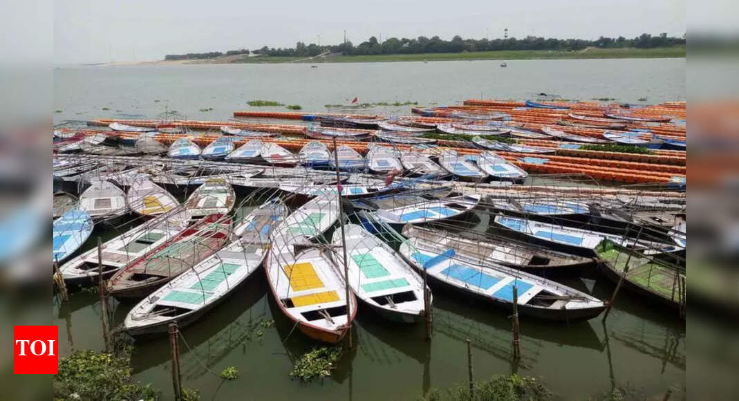 Summer Heat Deters Devotees, Impacting Boatmen's Livelihoods at Sangam