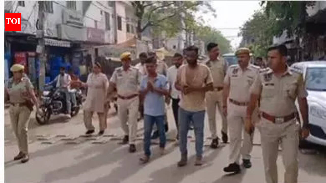 2 who attacked cop paraded | Jaipur News - The Times of India