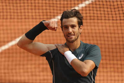 French Open 2025: Lorenzo Musetti kicks a ball that hits line judge, reaches French semis for first time