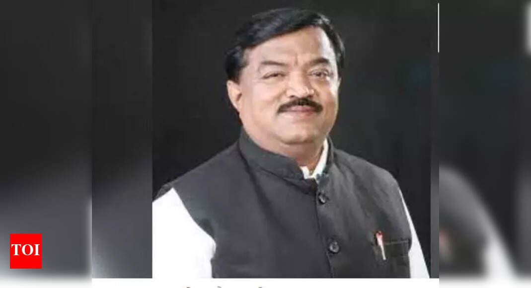 Shiv Sena (UBT) Expels Leader After Meeting with Chief Minister
