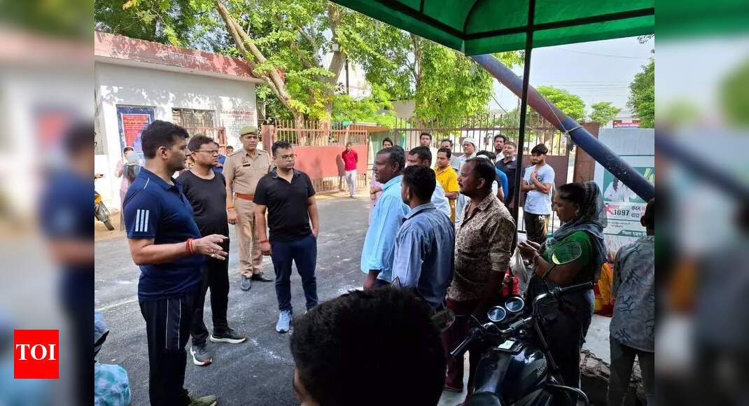 Dasna Jail Petition Writer Caught Overcharging, License Revoked