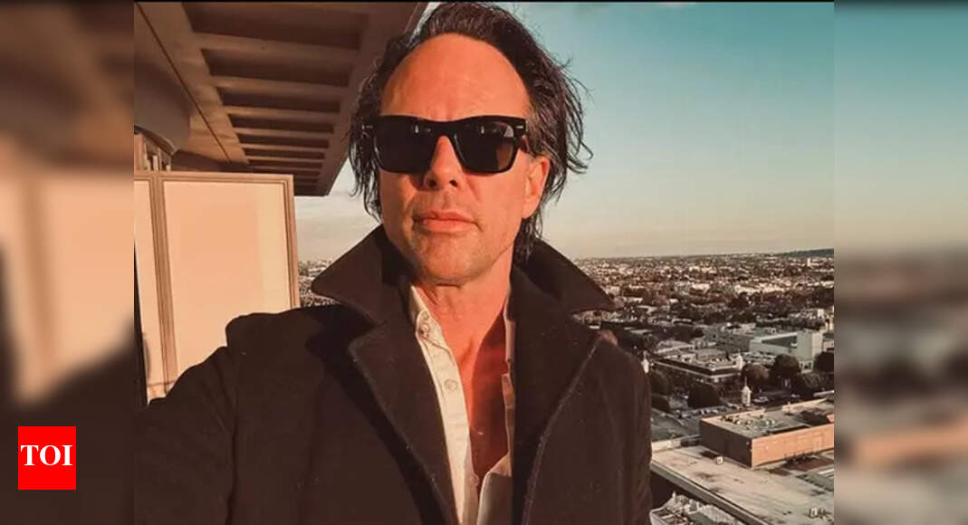 Walton Goggins Explains 'White Lotus' Unfollow of Aimee Lou Wood