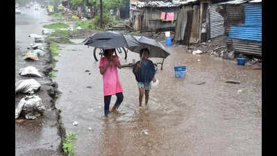 30-minute rain causes waterlogging & traffic congestion in Nashik city