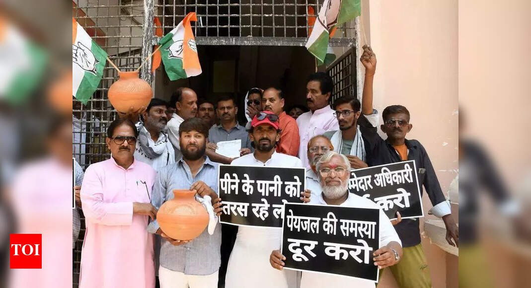 Prayagraj Congress Protests Water Crisis, Demands Action