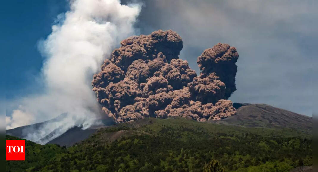 Mount Etna erupts mid-tourist season! Are flights safe for Italy? Can you claim compensation for cancelled flights?