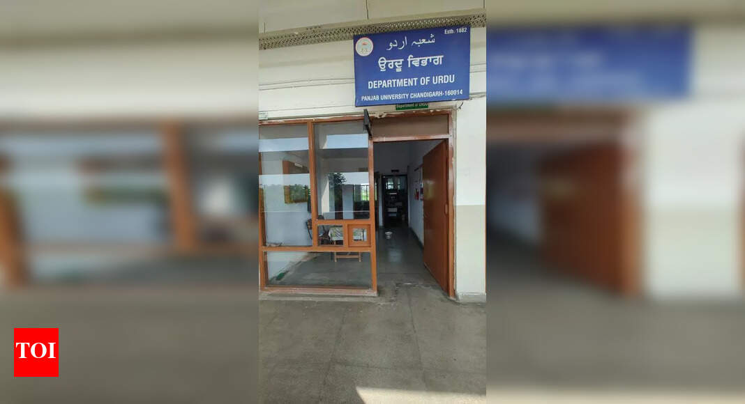 PU Student Highlights Classroom Shortage in Urdu Department