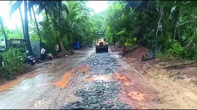 ‘Saligao-Pilerne road being deliberately kept unrepaired, manhandled at PWD office’