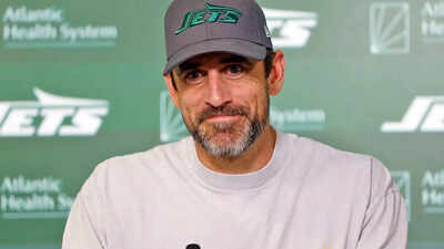 Aaron Rodgers officially signs with Pittsburgh Steelers as fans go wild over the blockbuster move
