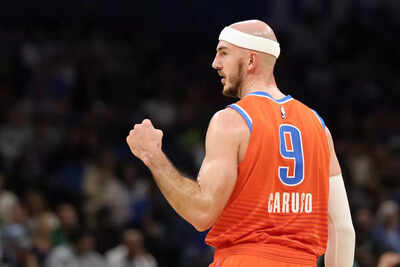 “Headband Flex” - Alex Caruso storms in to pull off a stunning score in the fourth quarter filling the stadium with cheers