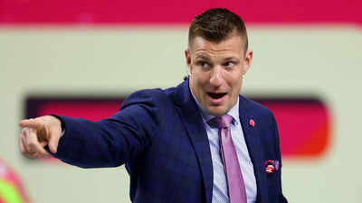  Rob Gronkowski defends Tush Push, compares it to Tom Brady’s QB sneak