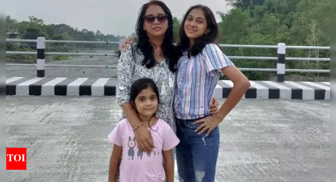 Airline Demands Cash Fee from Sisters, Forcing Them to Pay or Miss Flight