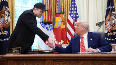 Elon Musk Deletes three of his most-damaging Tweets against Donald Trump, the 'Really Big Bomb' and ...
