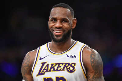  LeBron James’ courtside behavior sparks heated debate after resurfaced video goes viral