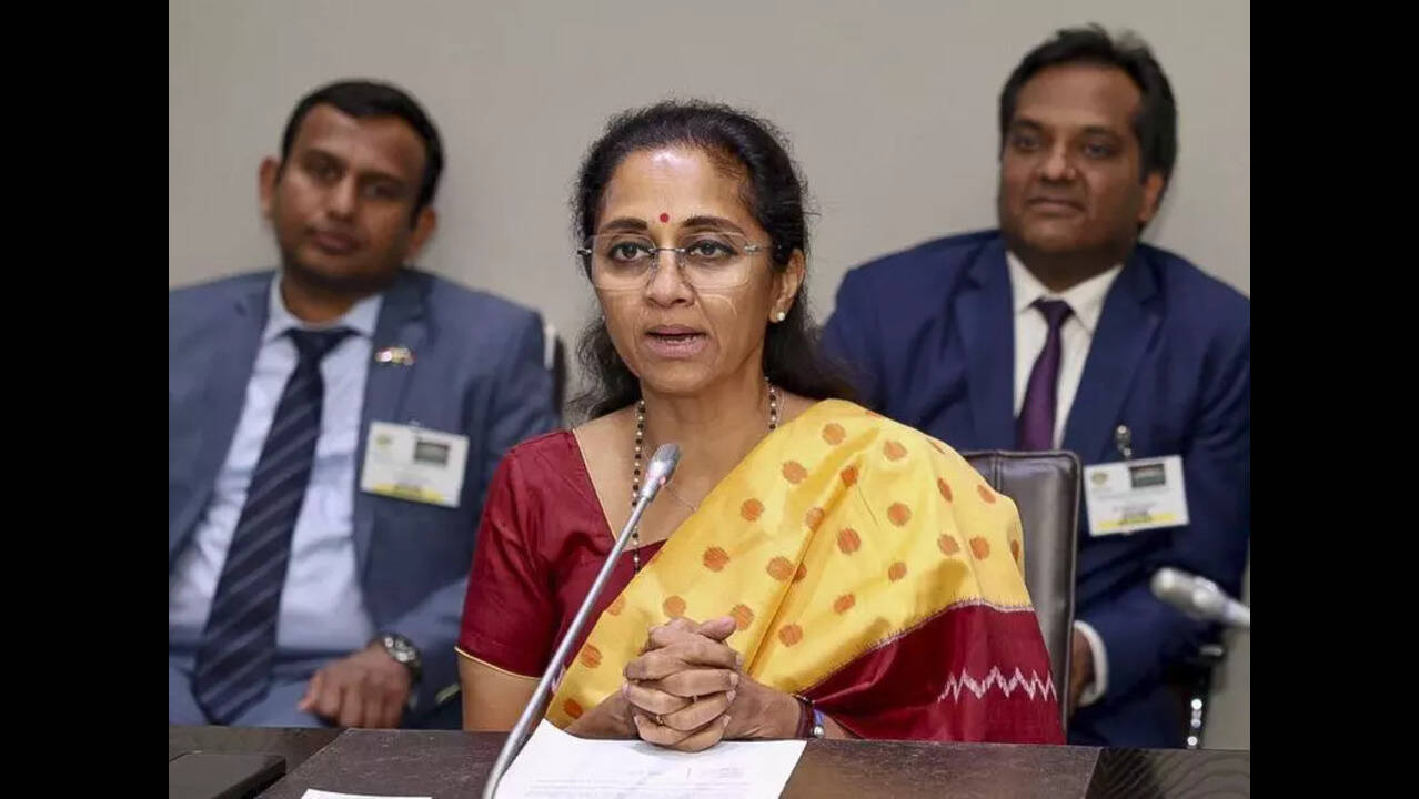 सुप्रिया सुळे यांनी मुख्यमंत्र्यांना महाराष्ट्रातील शस्त्र परवान्यांचा 'भव्य आढावा' घेण्याची विनंती केली