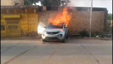 Doc burnt alive as car catches fire after mishap in Bharatpur