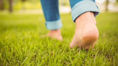 Walking barefoot: Surprising health benefits (and when it is not so safe)