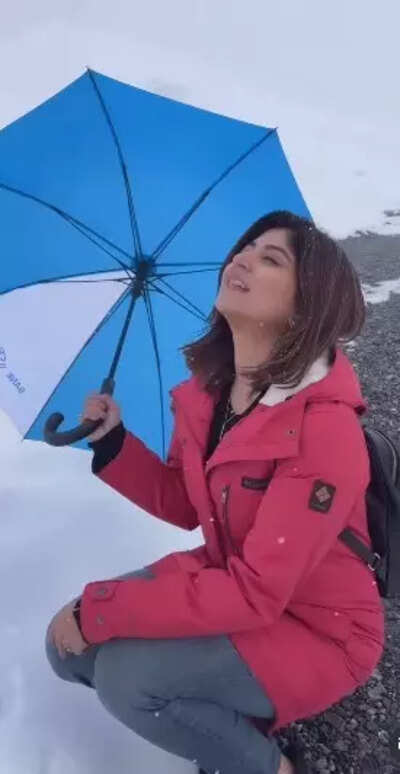 Sandipta Sen channels 90s Bollywood vibe on a snowy hike