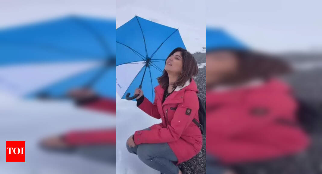 Sandipta Sen channels 90s Bollywood vibe on a snowy hike