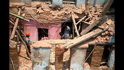 1 dead, 4 injured as century-old bldg in Bowbazar collapses during renovation