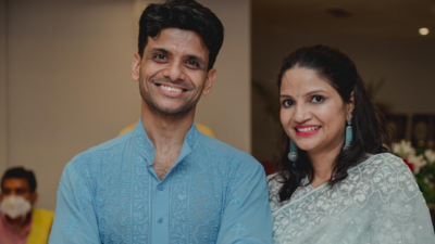  Shubhanshu Shukla’s woman  looks backmost  & ahead