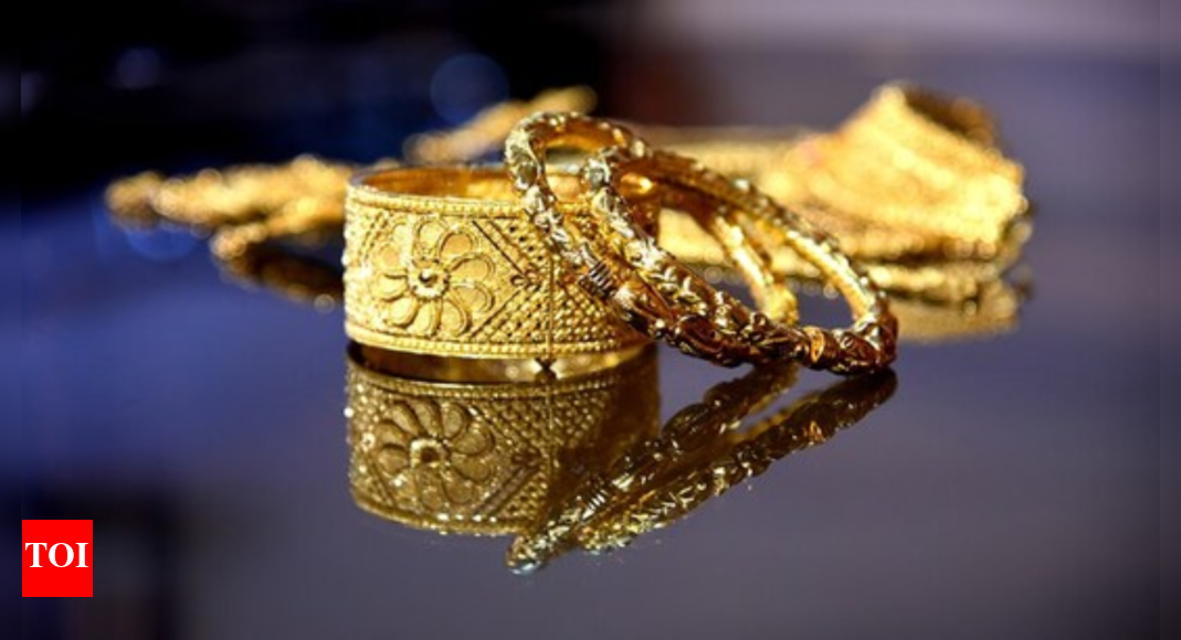 Caught on camera: Two women held for stealing gold from Kolkata ...