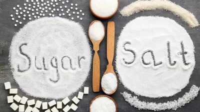 Can drinking salt and sugar water help in reducing the impact of heat strokes?
