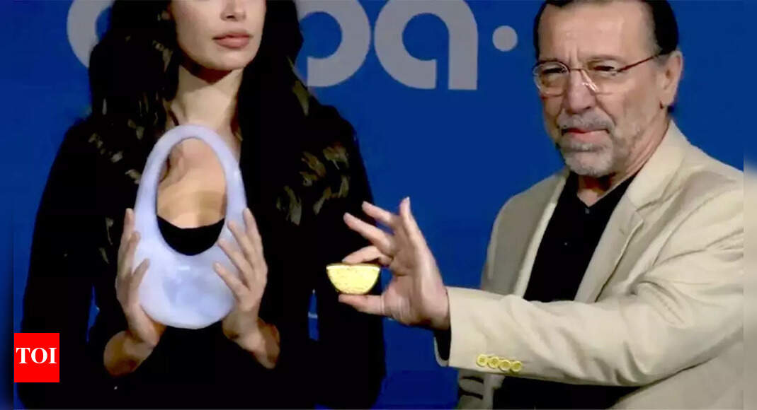 NASA’s comet-catching tech inspires a fashion revolution with ‘sky in bag’ | NASA’s comet-catching tech inspires a fashion revolution with ‘sky in bag’ |
