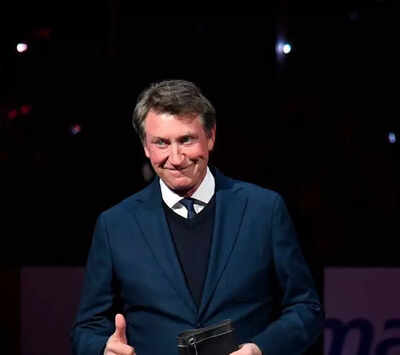 Wayne Gretzky and Tyler Gretzky gave a magical Stanley Cup moment to some disabled fans of the Edmonton Oilers