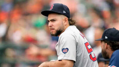 Red Sox surprise fans by benching Wilyer Abreu against a right-handed pitcher