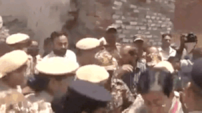  Delhi police remove former CM Atishi from protest spot, detained - watch video