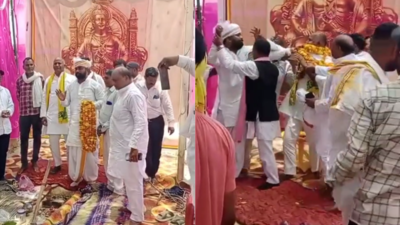 SP neta garlanded, then gets slapped on dais at public function in UP's Jaunpur; Akhilesh Yadav blames BJP for 'atrocities on PDA society'