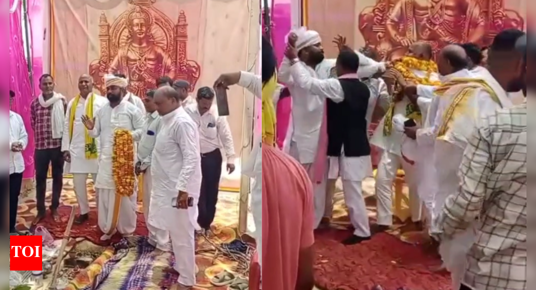 SP neta garlanded, then slapped on dais at public function in UP's Jaunpur