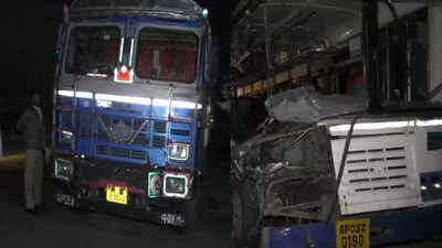  4 dead, 16 injured in APSRTC bus-truck crash near Hoskote; police claim rash and negligent driving