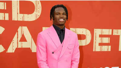 Why has Travis Hunter still not signed his $46M rookie deal after the Jaguars drafted him