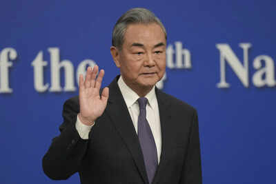  Chinese FM talks to Israel, Iran counterparts; affirms support for Tehran