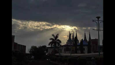 City’s volatile weather sees scattered rains