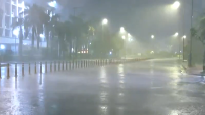 Delhi Cools Down: Gusty Winds, onweersbuien raken de stad; IMD -problemen alert