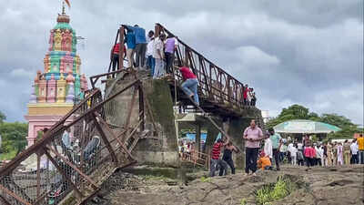  125 tourists were standing on structure when it fell - Top developments