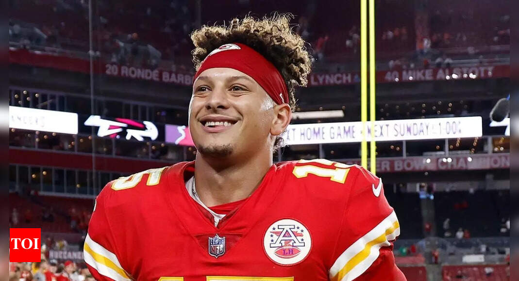 Patrick Mahomes shares tearful moment with young Kansas City Chiefs fan at Kansas City minicamp