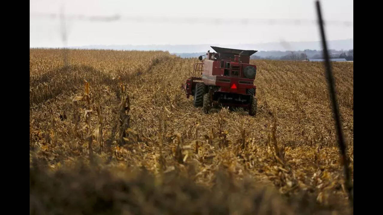 महाराष्ट्र सरकारने शेतकऱ्यांच्या परदेशी अभ्यास दौर्‍यांसाठी २ कोटी रुपये मंजूर केले